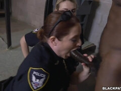 Grosser arsch, Grosse titten, Blasen, Spermaladung, Interrassisch, Milf, Uniform, Hure