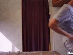 Gros seins, En levrette, Faciale, Famille, Branlette thaïlandaise, Chatte, Jupe, Fessée