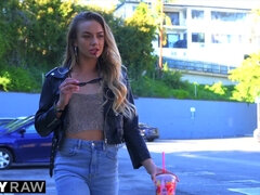 Blonde, Sucer une bite, Queue, En levrette, Faciale, Hard, Chevaucher, Adolescente