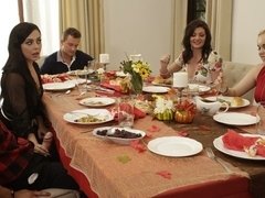 Grosser arsch, Grosse titten, Blasen, Hundestellung, Fingern, Gruppe, Handjob, Rasiert