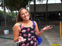 Blonde, Sucer une bite, Voiture, Nue  à poil, Pov, Rasée, Tatouage, Adolescente