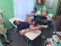 Grosse titten, Blasen, Arzt, Hundestellung, Fingern, Handjob, Uniform, Spanner