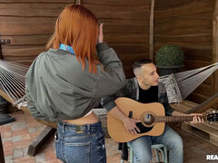 Blasen, Hundestellung, Handjob, Jeans, Party, Pov, Muschi, Tätowierung