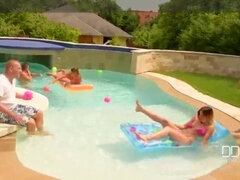 アナル, デカ尻, ブロンド, イく瞬間, チン, ダブル開発, ハードコア, プール