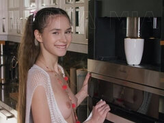 Blond, Vingeren, Handbeurt, Keuken, Masturbatie, Naakt, Mager, Tiener