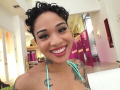 Grote kont, Bruinharig, Zwart, Masturbatie, Strippen, Tiener, Tieten likken, Vibrator