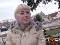 Bad, Blondine, Hundestellung, Milf, Natürlichen titten, Pov, Rasiert, Entkleiden