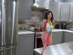 Красотки, Большая жопа, Минет, Брюнетки, Грудастые, Член, Латиноамериканки, Служанка