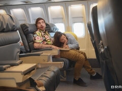 Минет, Брюнетки, В одежде, Милф, Мамочка, На публике, Сосущие