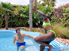 Anal, Mamada, Morena, Estilo perrito, Interracial, Al aire libre, Piscina, Tetas