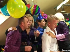 В одежде, Семяизвержение, Лесбиянка, Оргии, Вечеринка, Писсинг, Атлас, Душ