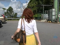 Amateur, Sucer une bite, Brunette brune, Poilue, Pov, Jupe, Fumer, Nénés