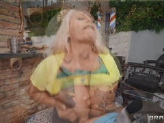 Blonde, Sucer une bite, Plantureuse, Gorge profonde, Mère que j'aimerais baiser, Argent, Chatte, Nénés