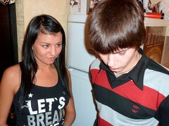 Sucer une bite, Brunette brune, Couple, Grossier, Fétiche, Russe, Rasée, Nénés