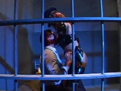 In den arsch, Grosse titten, Sperma im mund, Spermaladung, Gafängnis, Latex, Reif, Polizei