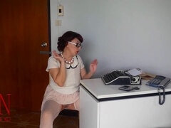 Tacones, Oficina, Público, Medias largas, Chupando, Tetas, Bajo la falda, Voyeur