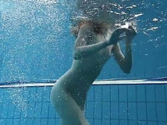 Brunette brune, De plein air, Piscine, Russe, Softcore, Maillot de bain, Nénés, Sous marin