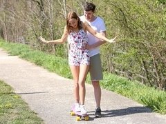 Blondine, Blasen, Handjob, Natürlichen titten, Im freien, Öffentlich, Rasiert, Jungendliche (18+)