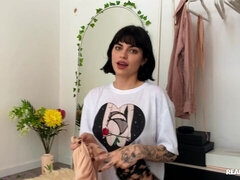 Morena, Penetracion con dedos, Pajear, Masturbación, Afeitado, Solo, Tatuaje, Tetas