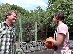 Sucer une bite, Couple, Doigter, Argent, Pigtail, Adolescente, Plan cul à trois