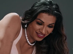 In den arsch, Grosser schwanz, Blasen, Hundestellung, Aufs gesicht abspritzen, Hardcore, Tätowierung, Titten