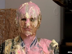 Enthousiasteling, Aangekleed, Eten, Masker, Naakt, Vastgebonden, Tieten likken, Nat