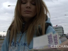 Anal, Gros cul, Sucer une bite, En levrette, Seins naturels, Public, Cheveux courts, Nénés