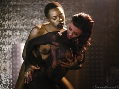 Cul, Derrière les coulisses, Noire, Brunette brune, Embrassement, Seins naturels, Chatte, Nénés