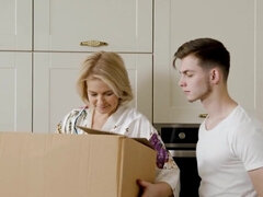 18 jaar, Grote mammen, Blond, Bedriegen, Handbeurt, Hd, Moeder die ik wil neuken, Vrouw