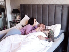 Grote mammen, Pijpbeurt, Bruinharig, Hondjeshouding, Handbeurt, Likken, Moeder die ik wil neuken, Kut duiken