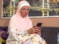 Arabe, Gros cul, Grosse bite, Sucer une bite, En levrette, Jarretelles, Adolescente, Nénés