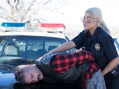 Gros cul, Blonde, Sucer une bite, En levrette, Embrassement, Police, Rasée, Nénés