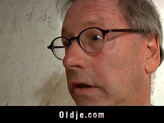 Oldman hotel customer fucks a horny young maid