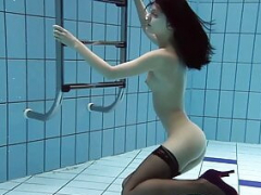 Bruinharig, Tsjechisch, Erotisch, Buiten, Softcore pornografie, Tiener, Tieten likken, Onderwater