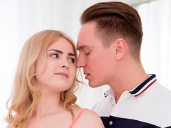 Enthousiasteling, Grote kont, Blond, Pijpbeurt, Hondjeshouding, Slet, Tiener, Tieten likken