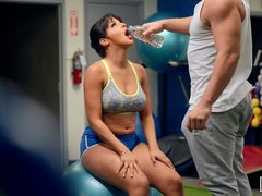 Arsch, Grosse titten, Blasen, Braunhaarige, Sporthalle, Handjob, Spion, Entkleiden