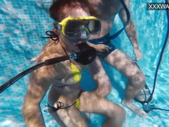 Grosse titten, Blasen, Braunhaarige, Handjob, Hd, Natürlichen titten, Pool, Titten
