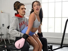 18 jaar, Grote lul, Pijpbeurt, Bruinharig, Hondjeshouding, Sportzaal, Natuurlijke tieten, Tiener