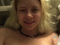 Rubia, Pies, Masturbacion con pies, Aceite, Al aire libre, Pequeña, Pov, Tetas