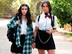 Chambre à dormir, Brunette brune, Doigter, Embrassement, Lingerie, Masturbation, Chatte, Nénés