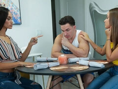 69, Blonde, Sucer une bite, En levrette, Branlette thaïlandaise, Adolescente, Plan cul à trois, Nénés