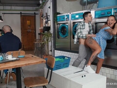 Cul, Grosse bite, Public, Chatte, Nénés, Mouillée