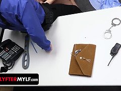 楽屋, エロ熟女, 口内発射, イマラチオ, 指いじり, 淫乱熟女, 流出, ストリップ