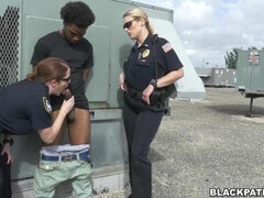デカ尻, デカチン, フェラチオ, バック, 異人種間, 淫乱熟女, アウトドア, ポリス