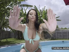 Morena, Polla, Penetracion con dedos, Sexo duro, Tetas naturales, Al aire libre, Piscina, Tatuaje