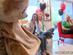 Leie, Grosser schwanz, Grosse titten, Geile alte tussi, Tanzen, Gruppe, Hd, Party