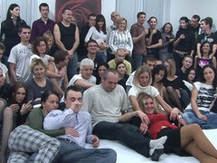 Salle de bains, Blonde, Sucer une bite, Groupe, Orgie, Pov, Dénudage, Adolescente
