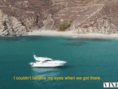 Bikini, Brunette brune, Léchez, Seins naturels, De plein air, Maigrichonne, Suçant, Nénés