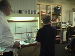 Slaapkamer, Badpak, Bizar, Pijpbeurt, Lul, Zoenen, Vrijster, Tiener