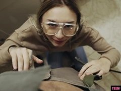 Blonde, Sucer une bite, Lunettes, Poilue, Embrassement, Seins naturels, Tatouage, Adolescente